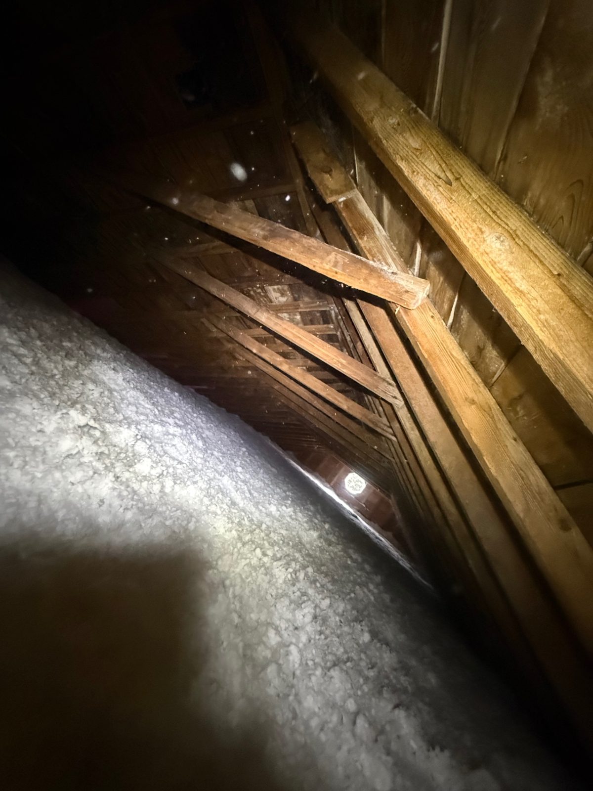 The finished eave line: deep coverage meeting a clear ventilation channel — insulation and airflow finally working together.