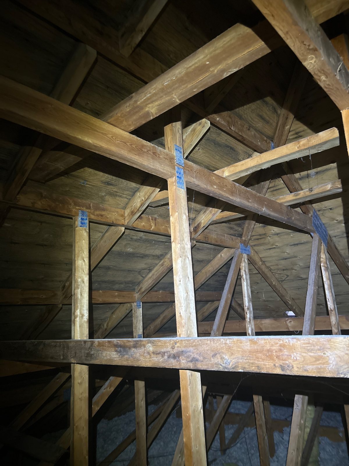 Staining bands across the upper sheathing, tracking the airflow dead zones.
